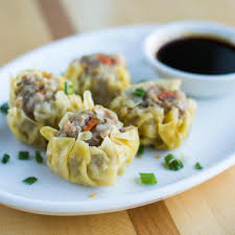 盘子里的烧卖和小酱汁,美味的中国点心,特写镜头,美食图片。