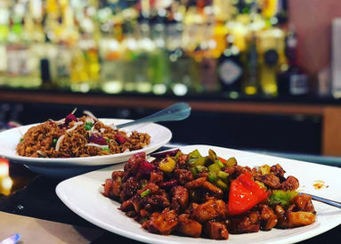 两盘菜肴展示,背景酒吧,红色和绿色辣椒,美味晚餐,BAMBOO HYANNIS