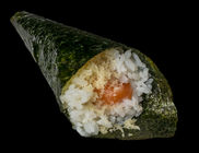 海苔包裹的鲑鱼寿司,米饭和鲑鱼馅料特写,黑色背景,鲜美可口