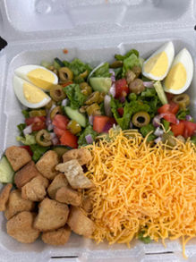 盒装沙拉，配有鸡蛋、奶酪、橄榄和鸡块，营养丰富，健康美味。