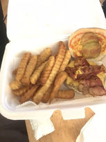 炸薯条和汉堡包在泡沫容器中，食物特写镜头，油炸食品和午餐