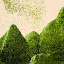 抹茶粉堆积如山，绿色粉末飞扬，背景浅黄，呈现细腻质感。