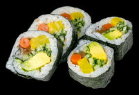寿司卷特写,有米饭、海苔、蔬菜 黄色,橙色,绿色,黑色背景 美味食物