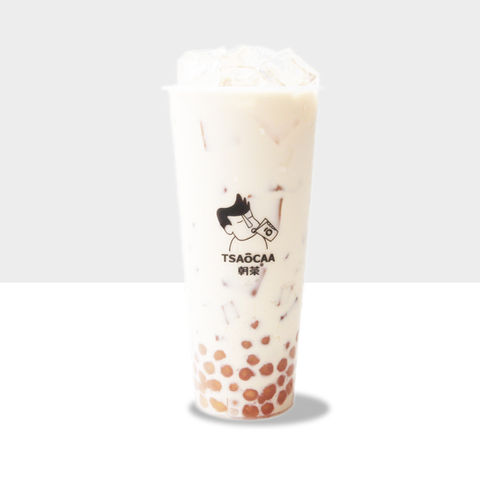 一杯奶茶饮品,上面有冰块,旁边是 Tsaocaa 的标志 SobaEra • Tsaocaa。