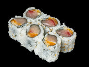 寿司卷,鱼肉和蔬菜切片,摆放在黑色背景上。Yamato II