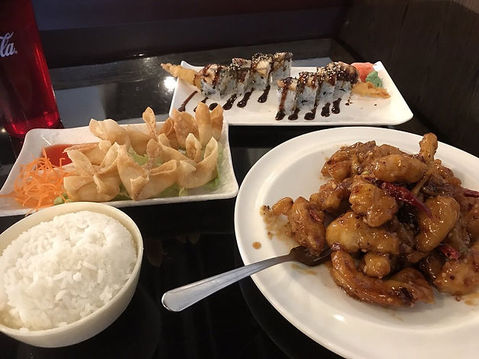 餐厅的寿司、炸馄饨、米饭和橙皮鸡,旁边还有一杯可乐。