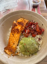 碗里的烤鲑鱼饭，配有鳄梨酱和莎莎酱，美味可口。