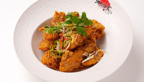 美味的炸鸡块,配有草药和蔬菜,Empire Dim Sum。精致的菜肴