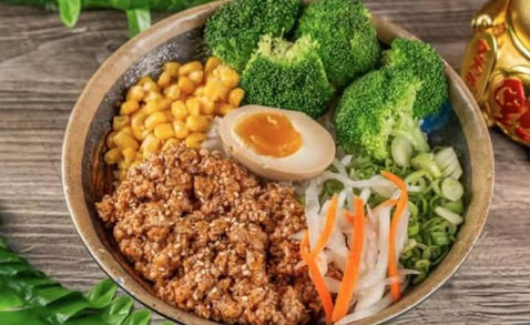 碗里的食物：玉米、西兰花、鸡蛋、肉末等。Pho ever ramen& bubble tea house