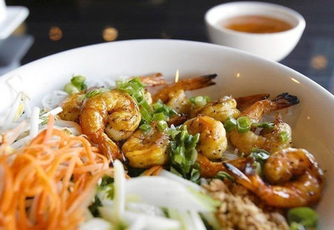 Grilled shrimp salad with vermicelli noodles and fresh vegetables in bowl