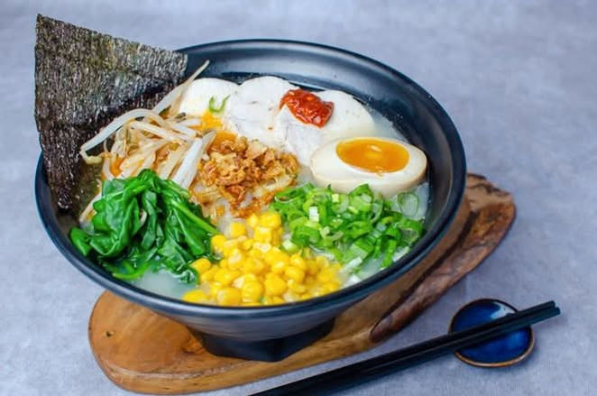 美味的拉面，配有鸡蛋、蔬菜、玉米和海藻，Pho ever ramen & bubble tea house