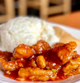 美味的橙色鸡肉饭配春卷，中国菜肴，在白色盘子上，BAMBOO HYANNIS