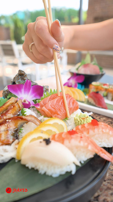 用筷子夹寿司,柠檬、生鱼片、食物菜肴,镜头,在家。 Shinto Westlake LLC