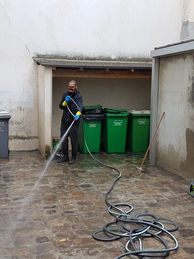 Infectieux!! Débarras des encombrants d'une cour Paris 20