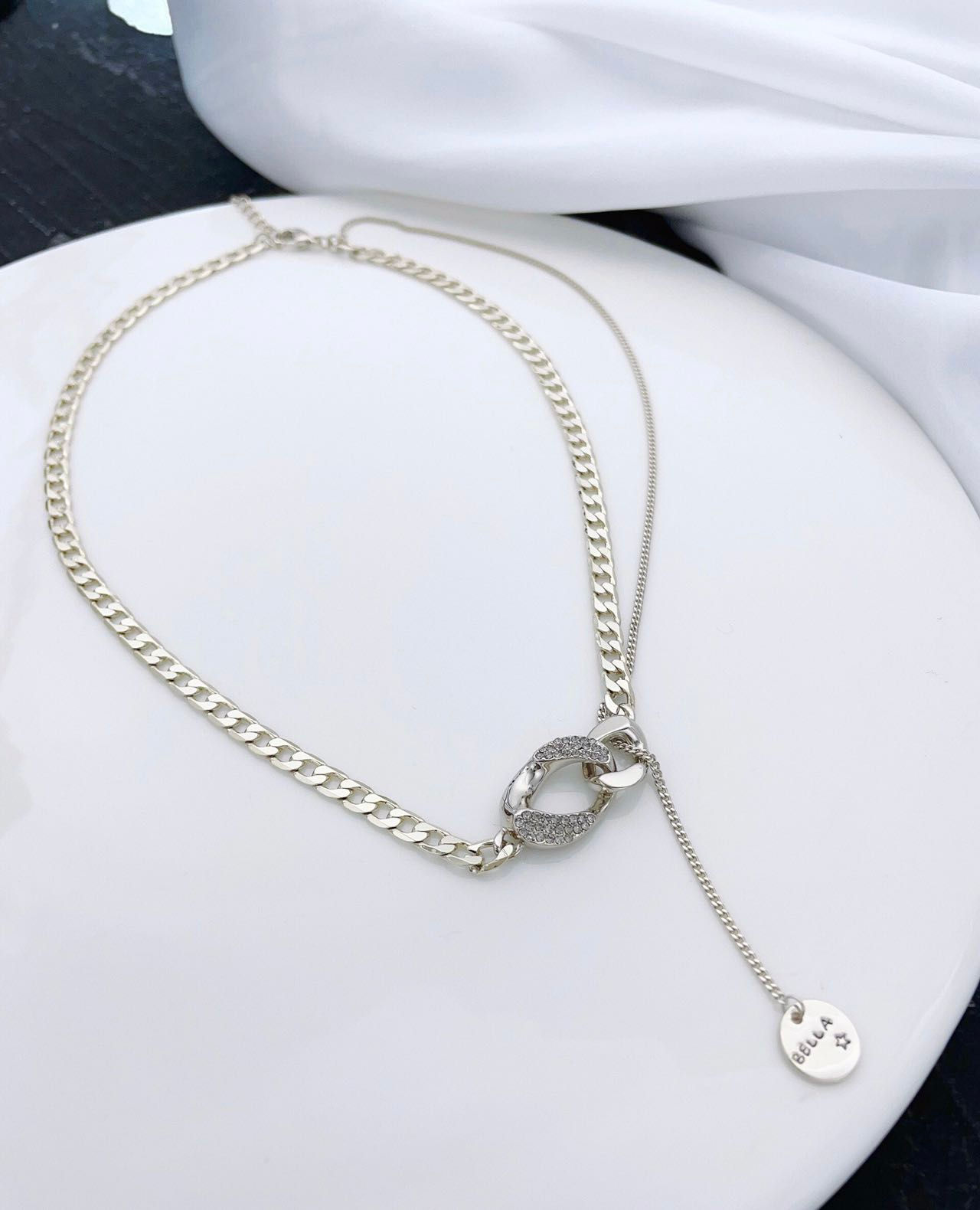 fashionable luxury silver necklace