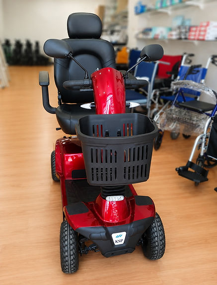 Scooter elettrico per disabili e anziani esposto presso Ortopedia Misterbianco a Catania, soluzione per mobilità, autonomia e comfort quotidiano.