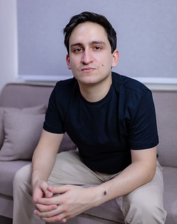 Dr Alexandre sentado com comiseta preta