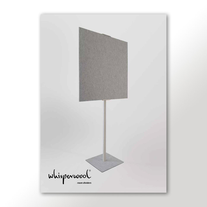 Graues Whisperwool-Produkt mit Text auf weißem Hintergrund, minimalistisches Design.