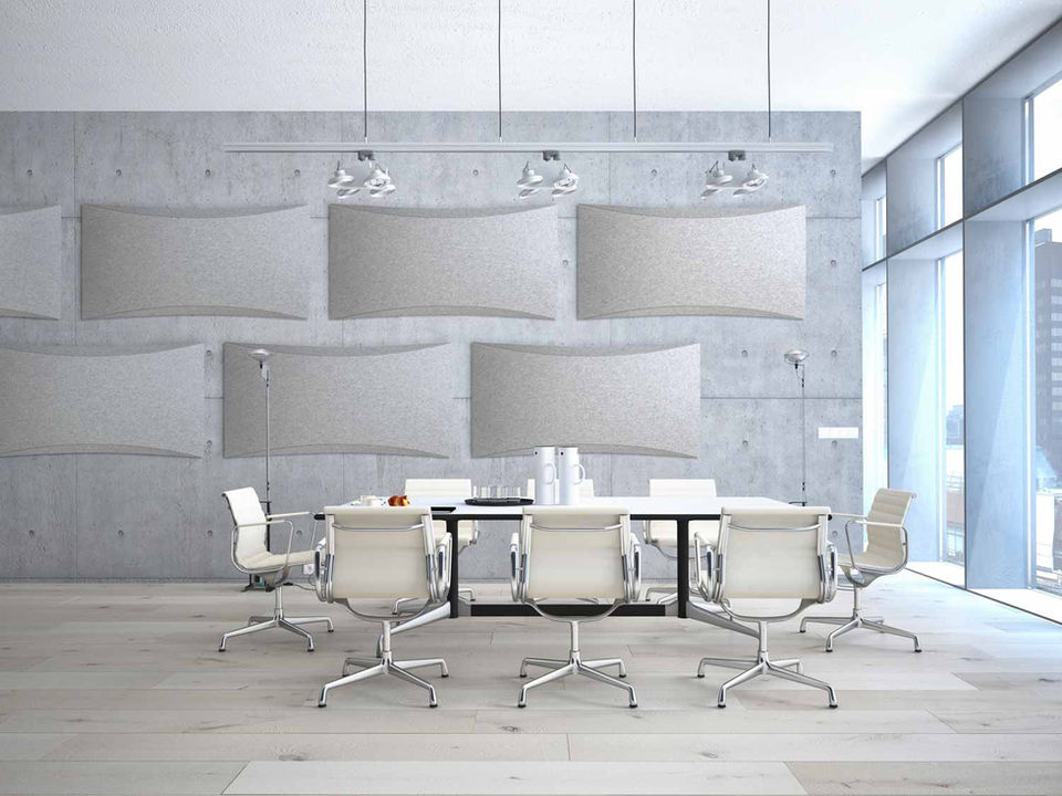 Moderne Konferenzraum mit Akustikpaneele, Tisch und Stühlen, große Fenster, helles Holz