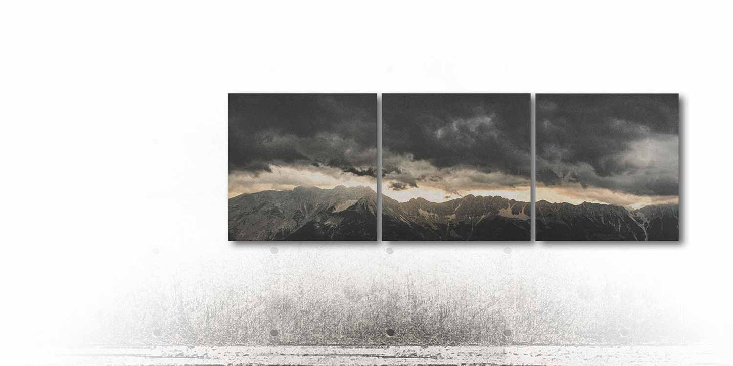 Dunkle Wolken über Berglandschaft. Wanddeko mit Akustikbilder. Schöne Naturlandschaft.