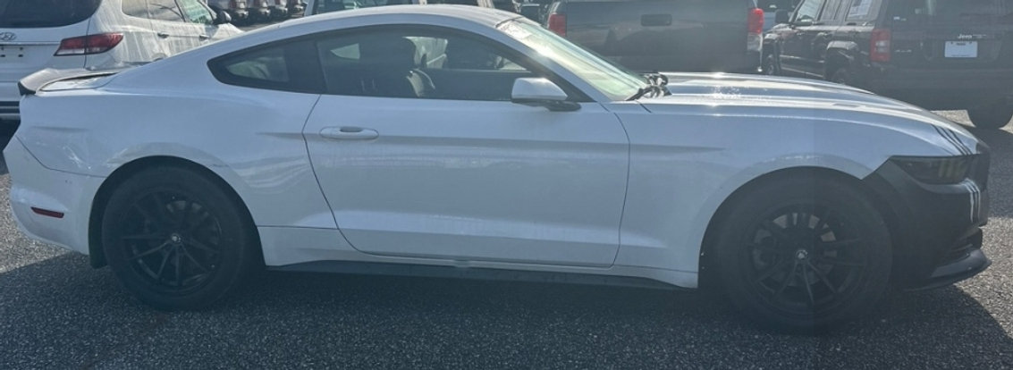 2017 Ford Mustang V6 - Photo 3