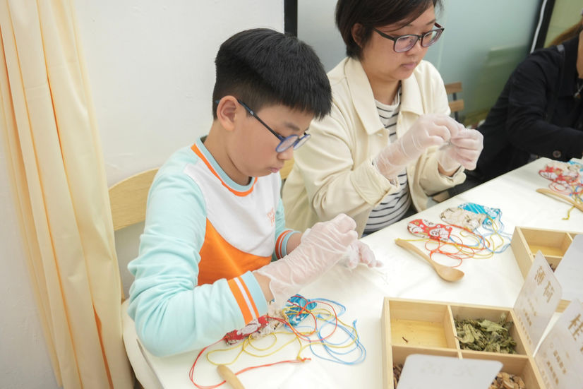 醫師為體驗日參加者分享中醫業的行業資訊，簡單講解「望聞問切」的過程，讓同學們和家長更認識中醫理念，亦透過製作不同功效的香囊去認識中藥材。