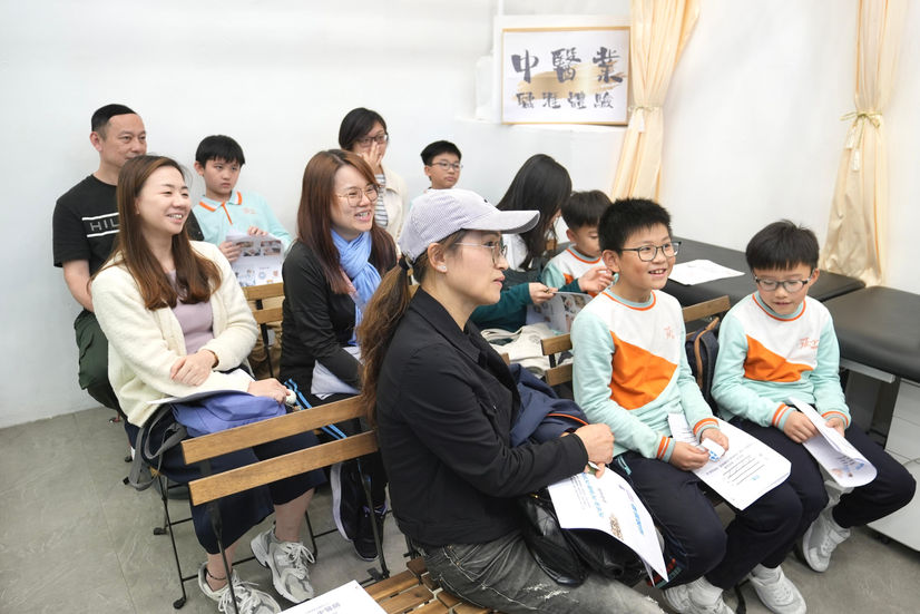 醫師為體驗日參加者分享中醫業的行業資訊，簡單講解「望聞問切」的過程，讓同學們和家長更認識中醫理念，亦透過製作不同功效的香囊去認識中藥材。