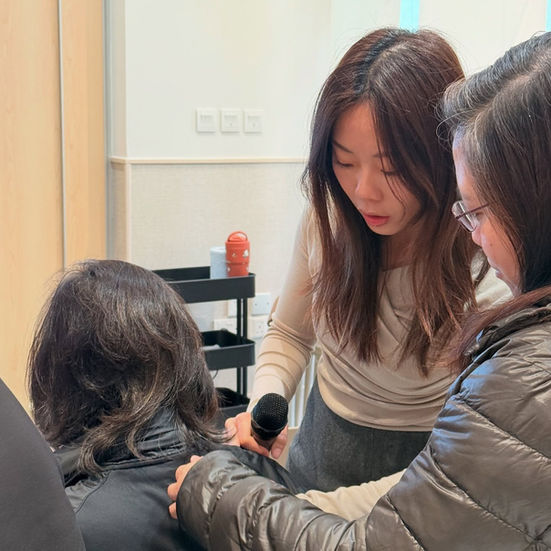 分享穴位按摩的方式，讓參加者互相按摩實踐