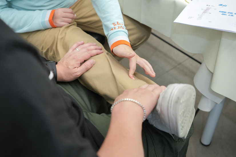 醫師為體驗日參加者分享中醫業的行業資訊，簡單講解「望聞問切」的過程，讓同學們和家長更認識中醫理念，亦透過製作不同功效的香囊去認識中藥材。