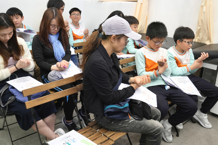 醫師為體驗日參加者分享中醫業的行業資訊，簡單講解「望聞問切」的過程，讓同學們和家長更認識中醫理念，亦透過製作不同功效的香囊去認識中藥材。