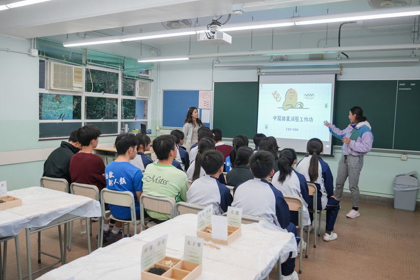 醫師教參加的學生如何辨識身體壓力，認識不同因壓力引起的健康問題，亦透過製作不同功效的花茶、香囊去認識中藥材。