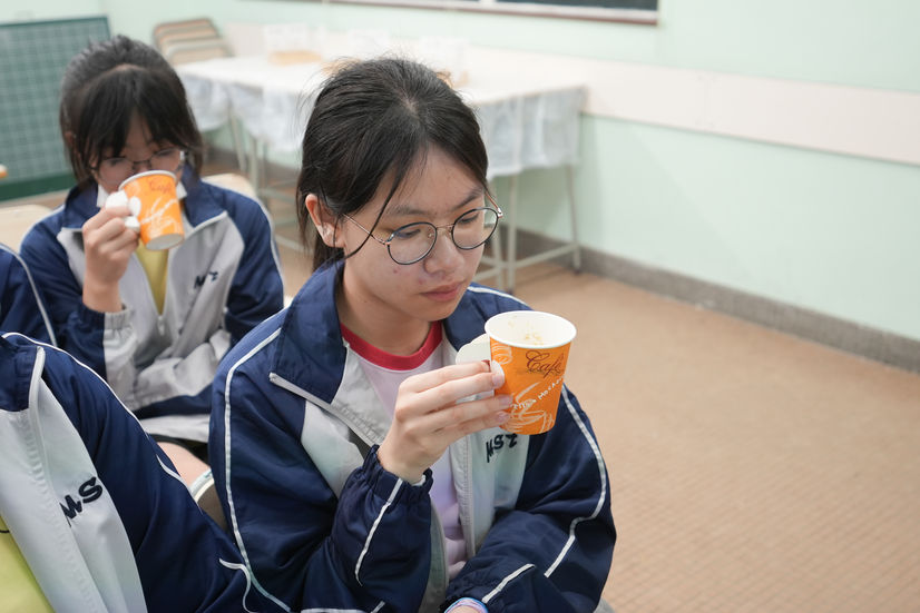 醫師教參加的學生如何辨識身體壓力，認識不同因壓力引起的健康問題，亦透過製作不同功效的花茶、香囊去認識中藥材。