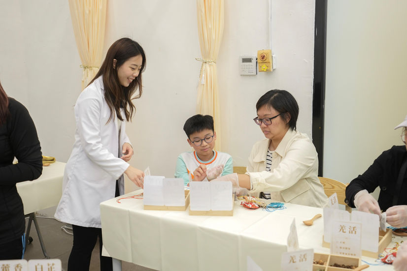 醫師為體驗日參加者分享中醫業的行業資訊，簡單講解「望聞問切」的過程，讓同學們和家長更認識中醫理念，亦透過製作不同功效的香囊去認識中藥材。