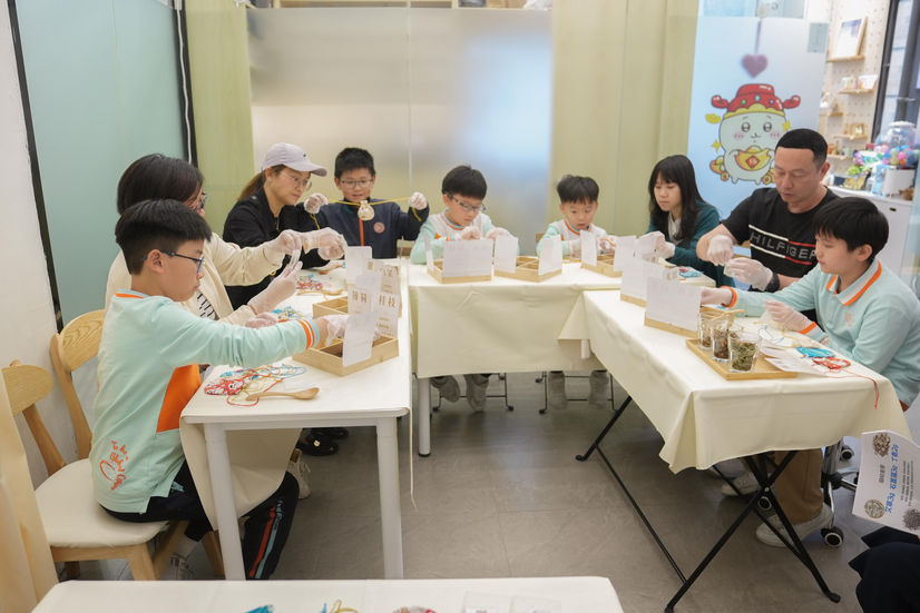 醫師為體驗日參加者分享中醫業的行業資訊，簡單講解「望聞問切」的過程，讓同學們和家長更認識中醫理念，亦透過製作不同功效的香囊去認識中藥材。