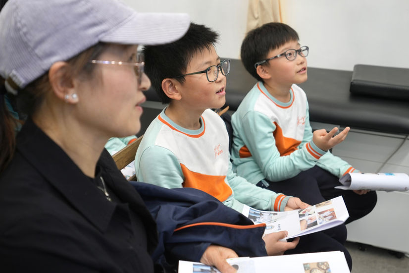 醫師為體驗日參加者分享中醫業的行業資訊，簡單講解「望聞問切」的過程，讓同學們和家長更認識中醫理念，亦透過製作不同功效的香囊去認識中藥材。