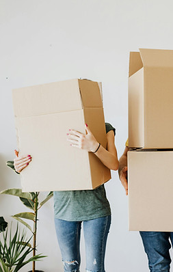 A couple holding boxes as they prepare to move with the help of DAZ Design
