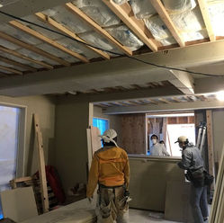 断熱材施工中