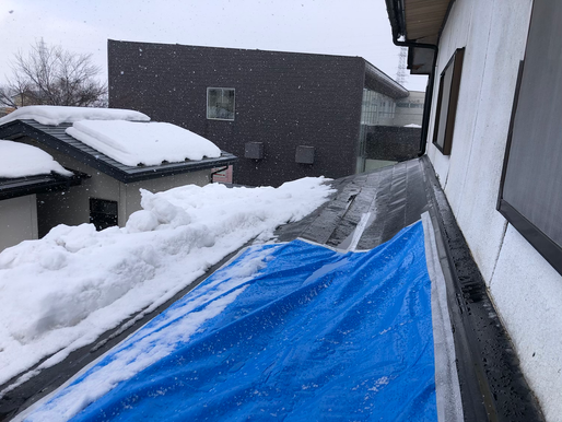 落雪して屋根が凹んだしまった　雨漏りして大変　急ぎの修理希望　雫石町