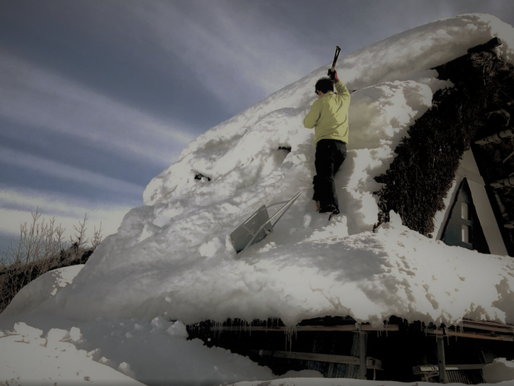 雪降し雪かきの代行作業　おまかせください　屋根屋が雪を降ろします