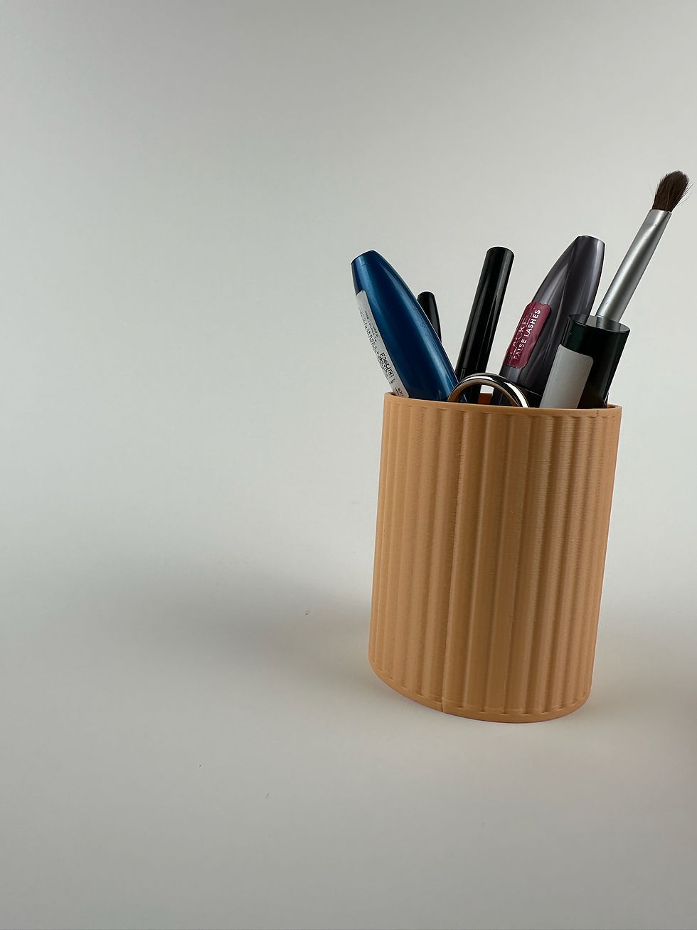 Miniaturbild: Becher für Zahnbürsten, Schminkpinsel, Badzubehör im modernen Design