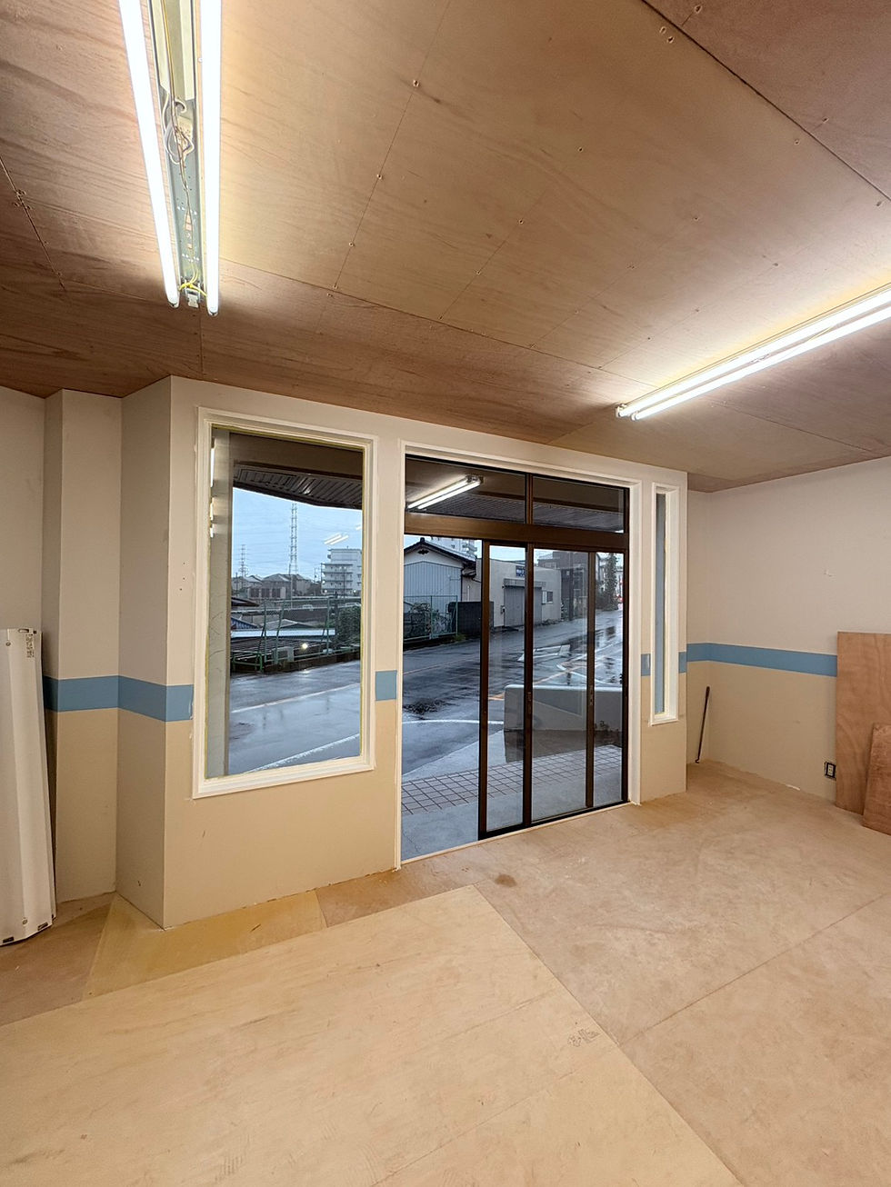 川口市・新井宿の新フォトスタジオMore Pottoのリフォーム風景|1階路面店の大きな窓から光が入る撮影スペース
