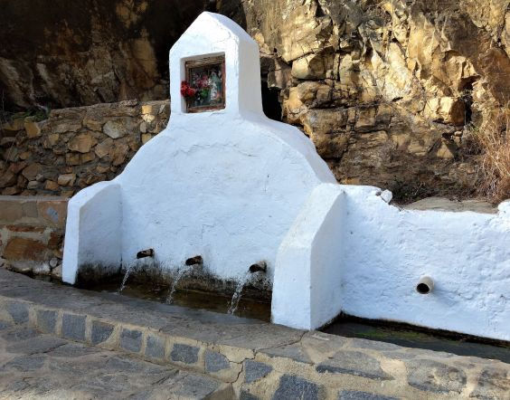 A whitewashed fuente (spring) in Spain