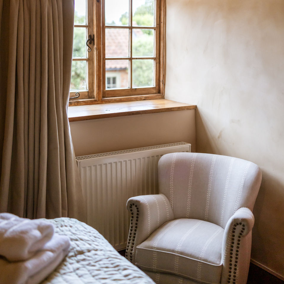 Robin Hood Cottage - Cosy bedroom flooded with natural light and plush furnishings