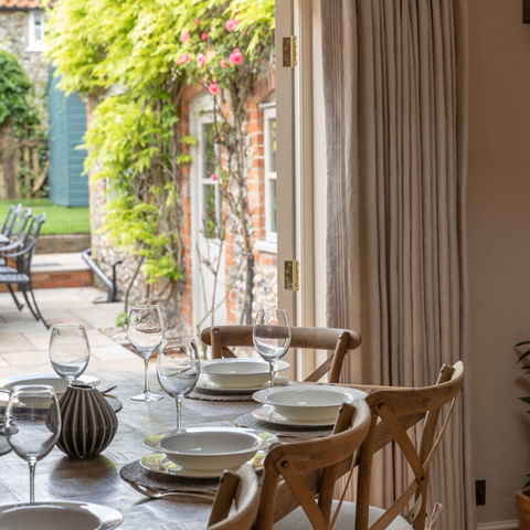 Willow Cottage - Dining room with view out onto stunning garden