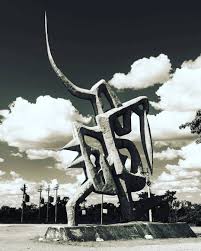 Estas imagens foram tiradas da internet e representam o olhar de várias pessoas sob vários aspectos do monumento.