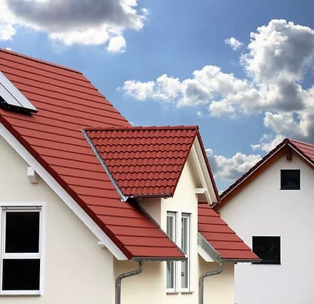 Wohnhaus für die Installation eines hochwertigen Daches und Außenarbeiten vorbereitet.