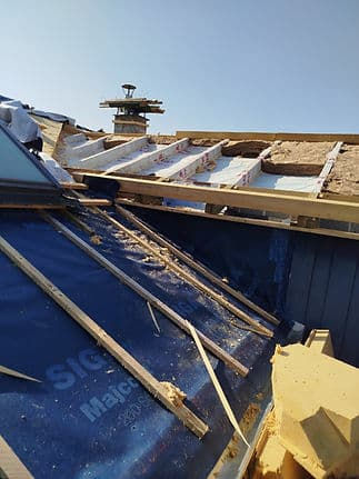 Fachgerechte Dachrenovierung mit sicherer Installation und leistungsstarken Metalldachmaterialien.