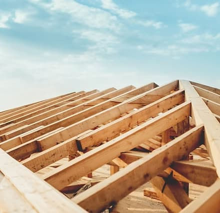 Professionelle Dachbauarbeiten für langfristigen Schutz und stabile Konstruktion.