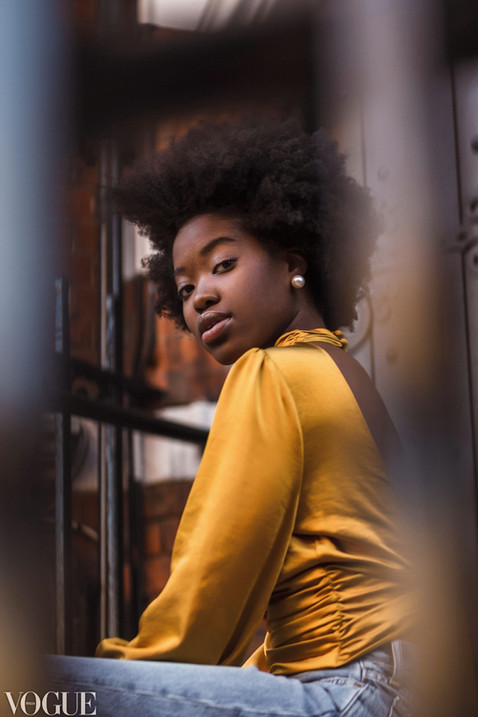 Africo american women wearing a yellow top and blue jeans