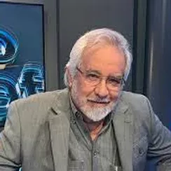 Enoch Adames. Hombre blanco con pelo blanco